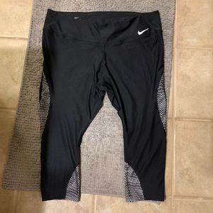 Woman’s Nike Dri-Fit 2x cropped workout pants